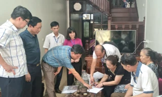 Lãnh đạo thị xã Sơn Tây kiểm tra công tác lấy ý kiến cử tri.