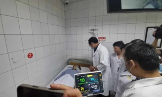 Nạn nhân vụ cháy nhà trọ ở Trung Kính kể lại thời khắc lửa tràn các khu phòng, một nạn nhân cao tuổi tiên lượng nặng