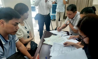 Các nạn nhân vụ cháy nhận tiền hỗ trợ ngày 5/11