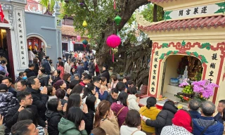 Người dân ùn ùn đi lễ ở Phủ Tây Hồ, chùa Trấn Quốc