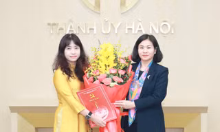 Phó Bí thư Thường trực Thành ủy Hà Nội Nguyễn Thị Tuyến (bên phải) trao Quyết định cho bà Nguyễn Vũ Bích HIền. 