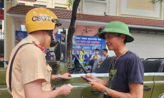 Cán bộ Đội CSGT số 1, Phòng CSGT Hà Nội kiểm tra xe UAZ không có phông bạt, kính chắn gió. 