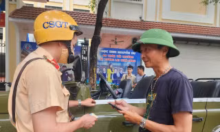 Cán bộ Đội CSGT số 1, Phòng CSGT Hà Nội kiểm tra xe UAZ không có phông bạt, kính chắn gió. 