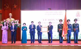 Thừa uỷ quyền của Chủ tịch nước, Bí thư Thành uỷ Hà Nội Đinh Tiến Dũng trao Huân chương Độc lập hạng Nhất cho Ủy ban Kiểm tra Thành uỷ Hà Nội.