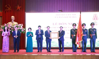 Thừa uỷ quyền của Chủ tịch nước, Bí thư Thành uỷ Hà Nội Đinh Tiến Dũng trao Huân chương Độc lập hạng Nhất cho Ủy ban Kiểm tra Thành uỷ Hà Nội.