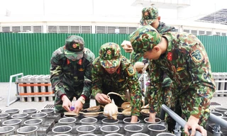 Lực lượng chức năng chuẩn bị cho màn bắn pháo hoa đêm Giao thừa Tết Nguyên đán Giáp Thìn năm 2024.