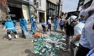 Cơ quan chức năng tiêu hủy số hàng hóa không rõ nguồn gốc, xuất xứ.