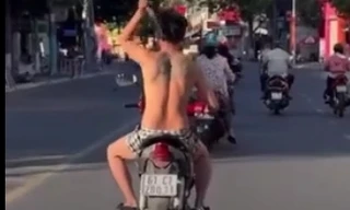 Clip ghi lại cảnh kinh hãi, người đàn ông chạy xe máy cầm rựa 'múa' loạn xạ trên đường