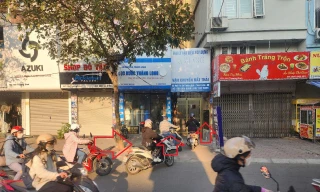 Dòng xe máy ùn ùn vào ngõ nhỏ ở Hà Nội sau khi gỡ barie