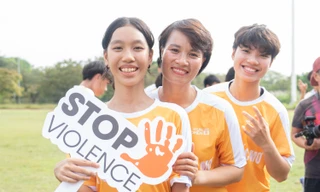 Các em học sinh giao lưu cùng nữ cầu thủ 