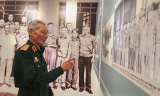 Trung tướng Lê Văn Hân, nguyên Phó Chủ nhiệm Tổng cục Chính trị QĐND Việt Nam xúc động bên những tư liệu về Đại tướng Đoàn Khuê.