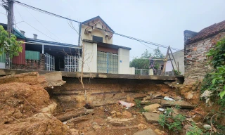 Cận cảnh tuyến đê bị sạt lở nghiêm trọng tại Chương Mỹ vừa phải công bố tình huống khẩn cấp