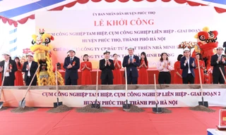 Các đại biểu thực hiện nghi lễ khởi công xây dựng 2 cụm công nghiệp tại huyện Phúc Thọ
