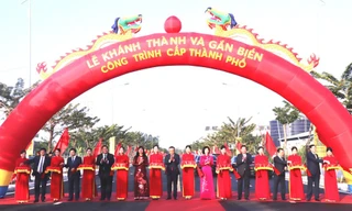 Chủ tịch UBND TP. Hà Nội Trần Sỹ Thanh cắt băng khánh thành dự án “Xây dựng tuyến đường nối tiếp đường phía Đông khu hành chính quận Hoàng Mai đến đường Tam Trinh.