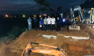 Căng bạt, xuyên đêm khắc phục sự cố sụt đê ở Sóc Sơn