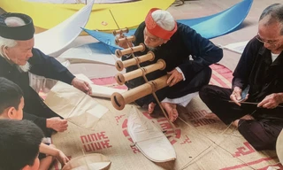 Người dân xã Hồng Hà làm diều để chuẩn bị cho ngày hội