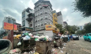 Hà Nội: Bãi vật liệu xây dựng, rác thải bao vây khu dân cư 