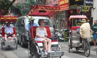 Hà Nội: Người chạy xe ôm, xe xích lô phải xin cấp Thẻ hoạt động vận chuyển 