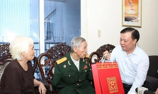 Bí thư Thành ủy Hà Nội Đinh Tiến Dũng thăm, tặng quà Anh hùng La Văn Cầu