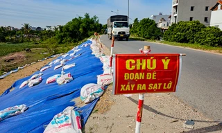 Hà Nội: Xuất hiện 3 điểm sụt lún đê Yên Nghĩa, quận Hà Đông dựng rào chắn đường