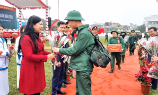 Lãnh đạo thành phố và thị xã Sơn Tây tặng hoa chúc mừng công dân nhập ngũ năm 2024
