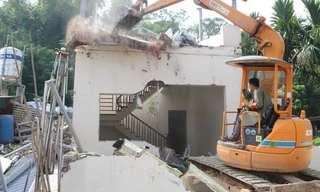  Cưỡng chế phá dỡ nhà 2 tầng xây dựng trên đất công ích ở Hà Nội