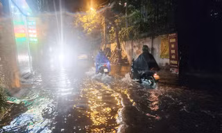 Mưa lớn gây ngập trên phố Cự Lộc, quận Thanh Xuân