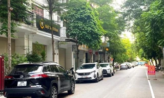 Người dân đỗ ô tô quanh khu nhà 90 Nguyễn Tuân 