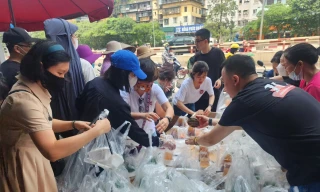 Các thành viên CLB chia đồ ăn vào túi để tặng cho người có hoàn cảnh khó khăn