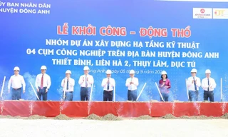 Bí thư Thành ủy Hà Nội (thứ 5 từ phải sang) làm lễ khởi công- động thổ nhóm dự án 4 cụm công nghiệp trên địa bàn huyện Đông Anh