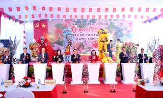 Các đại biểu thực hiện nghi lễ khởi công dự án tu bổ, tôn tạo Đền thờ Đinh Tiên Hoàng Đế