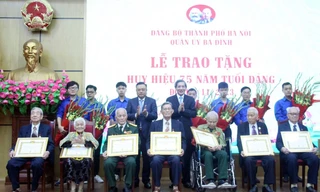 Chủ tịch UBND TP. Hà Nội Trần Sỹ Thanh trao Huy hiệu Đảng cho các đảng viên lão thành quận Ba Đình. 