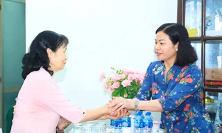 Lãnh đạo thành phố Hà Nội thăm, tặng quà chiến sĩ Điện Biên