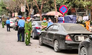 Lực lượng chức năng xử lý xe đậu đỗ trái phép dọc tuyến đường Nghiêm Xuân Yêm