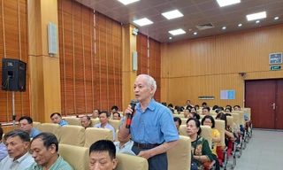 Cử tri quận Hai Bà Trưng nêu ý kiến tại buổi tiếp xúc với Tổ đại biểu HĐND thành phố