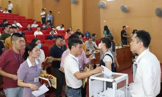 Khách hàng bỏ phiếu đấu giá quyền sử dụng đất ở tại Quốc Oai ngày 25/4