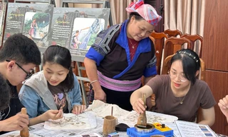 Bạn trẻ thích thú trải nghiệm kỹ thuật hoa văn sáp ong, nhuộm vải của phụ nữ Mông 