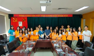 Học sinh CLB Nội san ZOOM THPT Chuyên Ngoại ngữ thăm 'đại bản doanh' Sinh Viên - Hoa Học Trò, Báo Tiền Phong