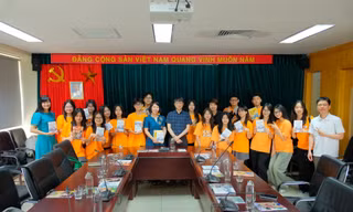 Học sinh CLB Nội san ZOOM THPT Chuyên Ngoại ngữ thăm 'đại bản doanh' Sinh Viên - Hoa Học Trò, Báo Tiền Phong
