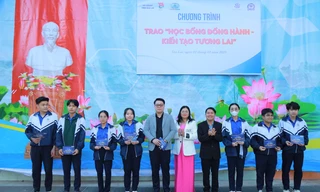 Trao tặng 270 suất 'Học bổng đồng hành - Kiến tạo tương lai' cho học sinh tỉnh Gia Lai