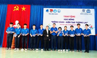 Trao tặng 2,3 tỉ đồng học bổng cho học sinh THPT tỉnh Bình Định