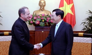 Phó Thủ tướng Phạm Bình Minh và Thứ trưởng Ngoại giao Tòa thánh Vatican Antoine Camilleri (Ảnh: VGP)