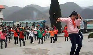 Hơn 700 học sinh tiểu học nhảy nhạc Michael Jackson