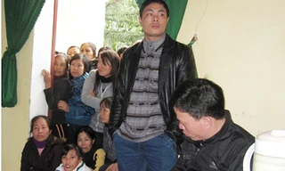 Lý ngồi cúi mặt khóc sau phần trả lời HĐXX