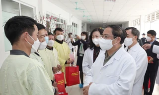 Thủ tướng Phạm Minh Chính tặng quà động viên gia đình bệnh nhân ở lại điều trị trong dịp Tết tại Bệnh viện Bệnh nhiệt đới Trung ương. 