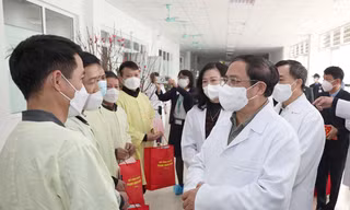 Thủ tướng Phạm Minh Chính tặng quà động viên gia đình bệnh nhân ở lại điều trị trong dịp Tết tại Bệnh viện Bệnh nhiệt đới Trung ương. 