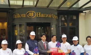 PGS.TS Lương Ngọc Khuê (thứ 4 từ phải sang) và nghệ sĩ Xuân Bắc- đại sứ của Chiến dịch cùng đại diện các đơn vị tại lễ gắn biển Cấm hút thuốc của khách sạn Hilton HanoiOpera sáng 3/4