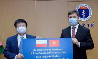 Đại sứ Ba Lan bàn giao Bộ Y tế hơn 500.000 liều vắc xin AstraZeneca 