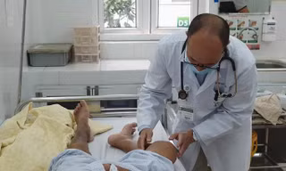 PGS.TS Đỗ Duy Cương thăm khám cho bệnh nhân bị Whitmore