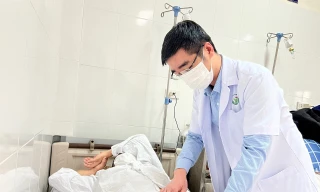 Bác sĩ Minh khám cho bệnh nhân